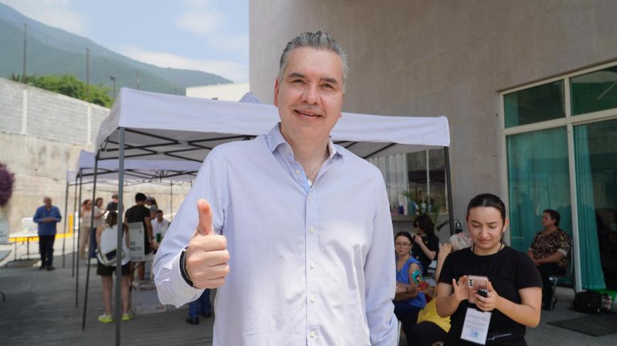 Votan Waldo Fernández y Judith Díaz emiten su voto en histórica elección