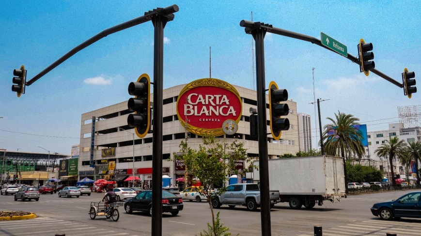 Se despide del centro de Monterrey el icónico logo de Carta Blanca