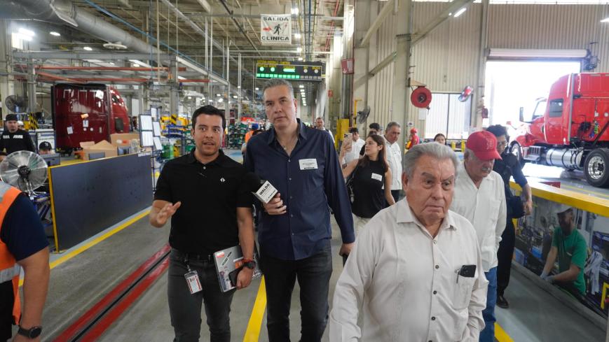 Recorre Waldo Fernández planta de International Motors y promete impulsar infraestructura