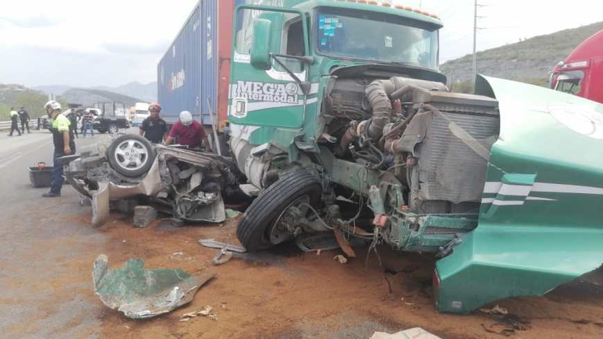 Mueren dos personas en choque múltiple en libramiento de García