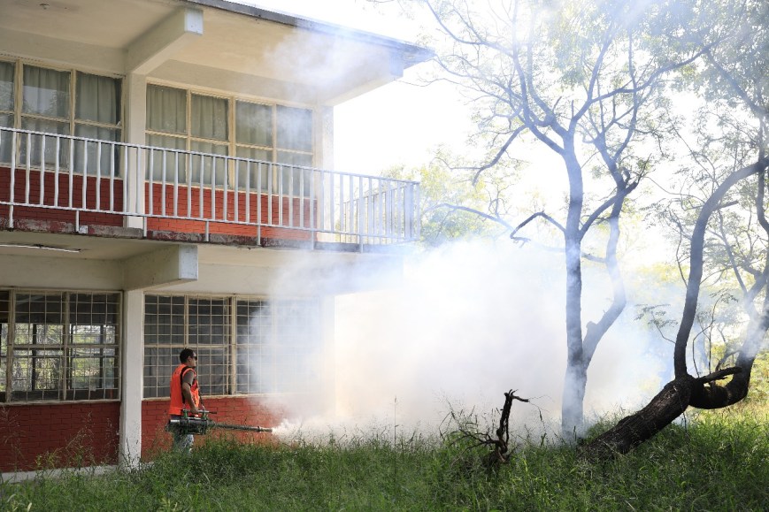Refuerza Guadalupe fumigación y deshierbe en escuelas para un regreso seguro a clases