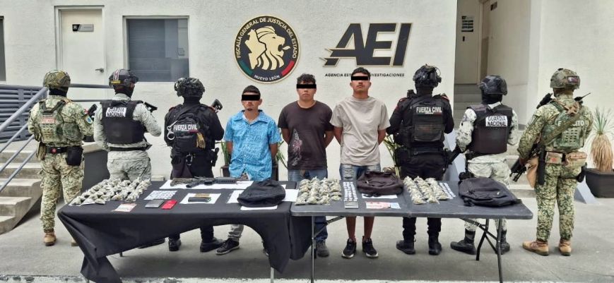 Detienen a tres hombres, uno tiene una orden de aprehensión vigente