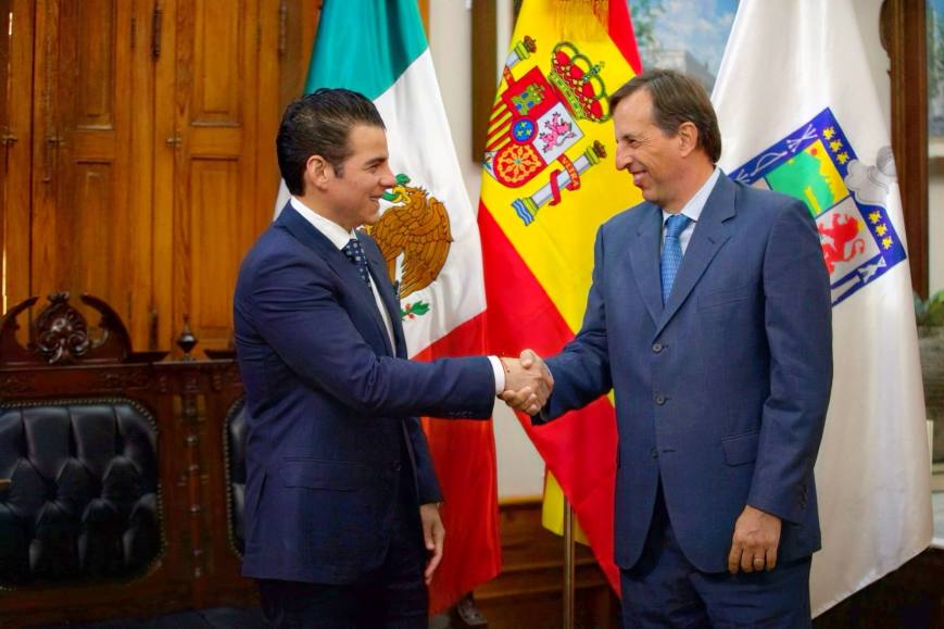RECIBE MIGUEL FLORES AL CÓNSUL GENERAL DE ESPAÑA