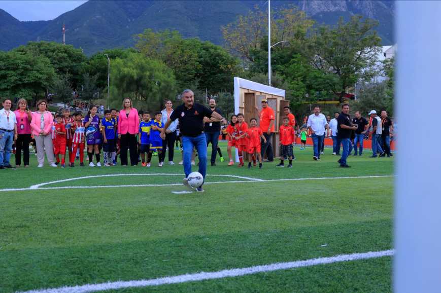 Restauran cancha deportiva de la colonia Villa Olímpica en Guadalupe