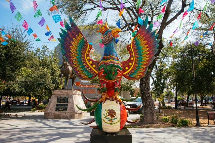 Funden tradición mexicana y pasión mundialista con Alebrijes en Guadalupe