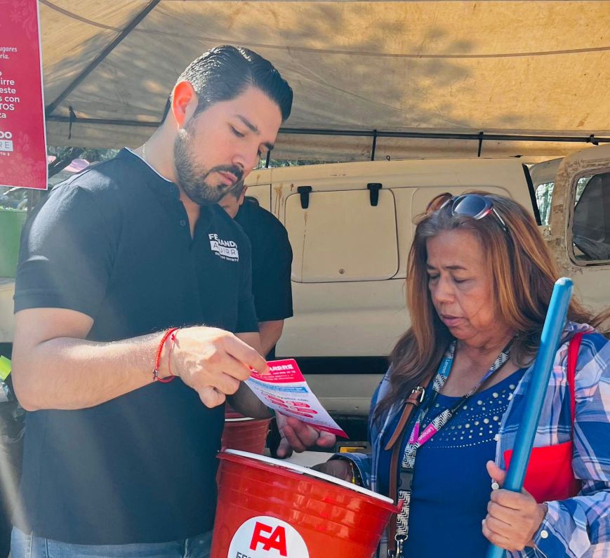 Apoya Fernando Aguirre a familias con kits de limpieza en el Panteón Topo Chico