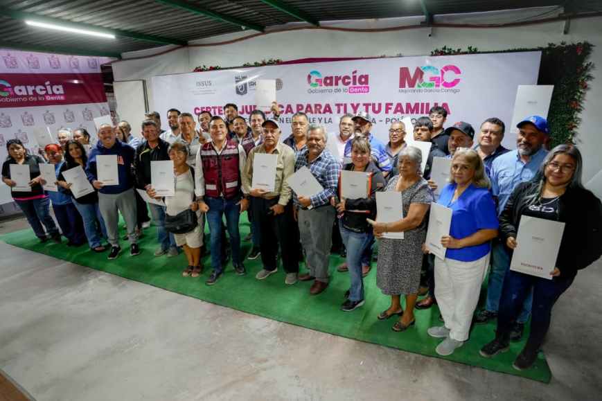 Entregan escrituras a familias de El Fraile tras más de 30 años de espera