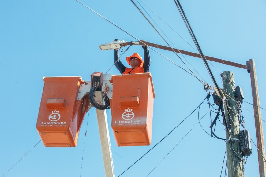 Modernizan el alumbrado público en Rivieras de Guadalupe