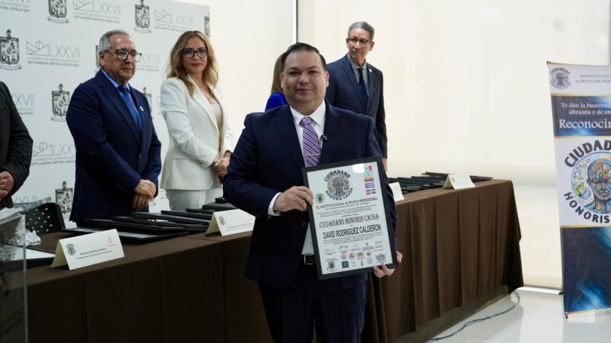 Galardonan al Dr. David Rodríguez Calderón con reconocimiento Ciudadano Honoris Causa