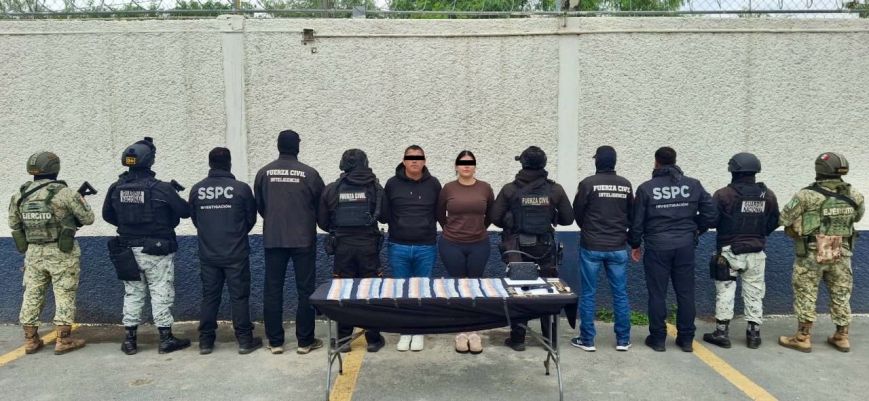 Capturan a pareja con más de 100 mil pesos, armas y drogas