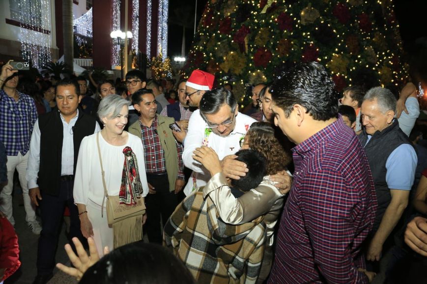 Encabezan Américo y María desfile navideño y el tradicional encendido del pino