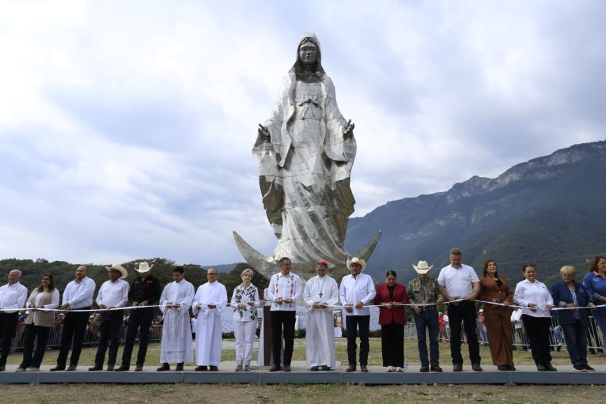 Entregan Américo y María escultura monumental de la Virgen de la Misericordia en El Chorrito