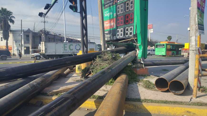 Caen tubos de acero de tráiler y dañan tres autos en Apodaca