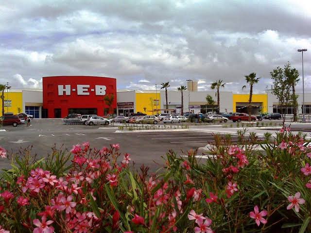 Resguardan a clientes tras presunta balacera en supermercado de Apodaca