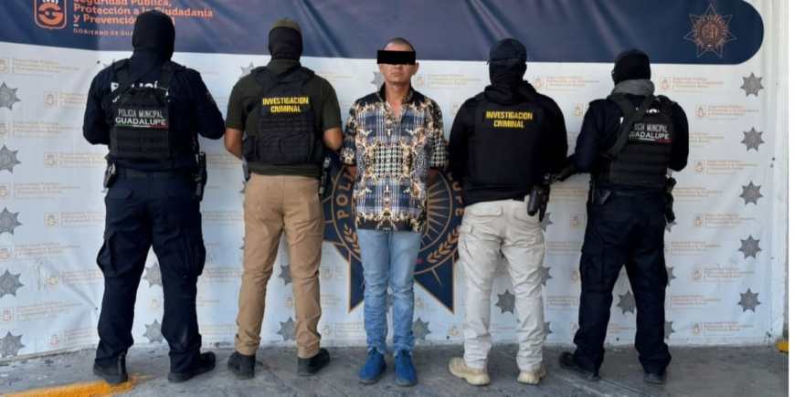 Detienen en Guadalupe a hombre con réplicas de armas, droga y uniforme apócrifo