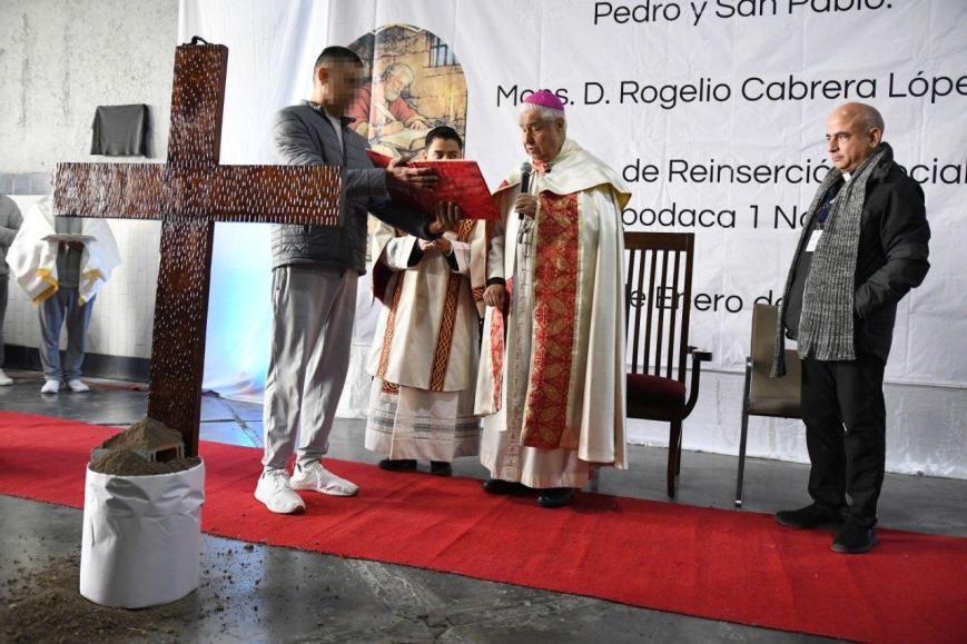 Bendicen primera piedra del templo parroquial San Pedro y San Pablo en el Cereso No. 1 Norte