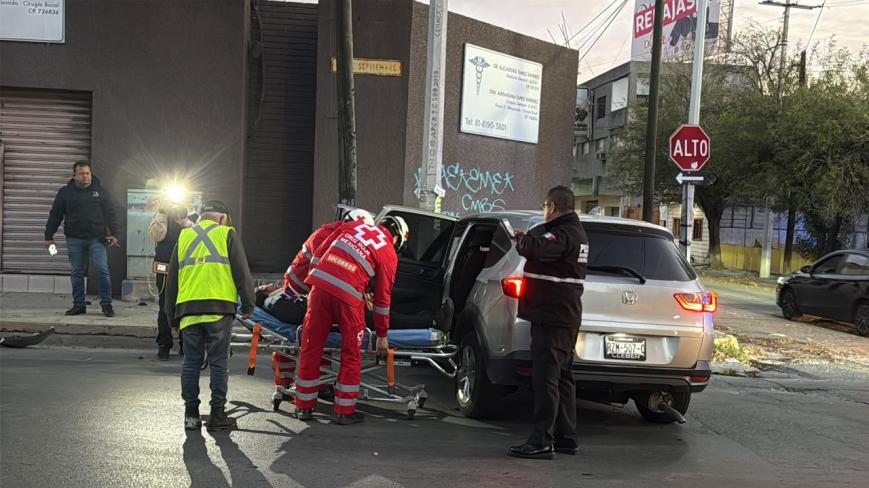Choca vehículo contra poste y deja dos mujeres lesionadas en Monterrey