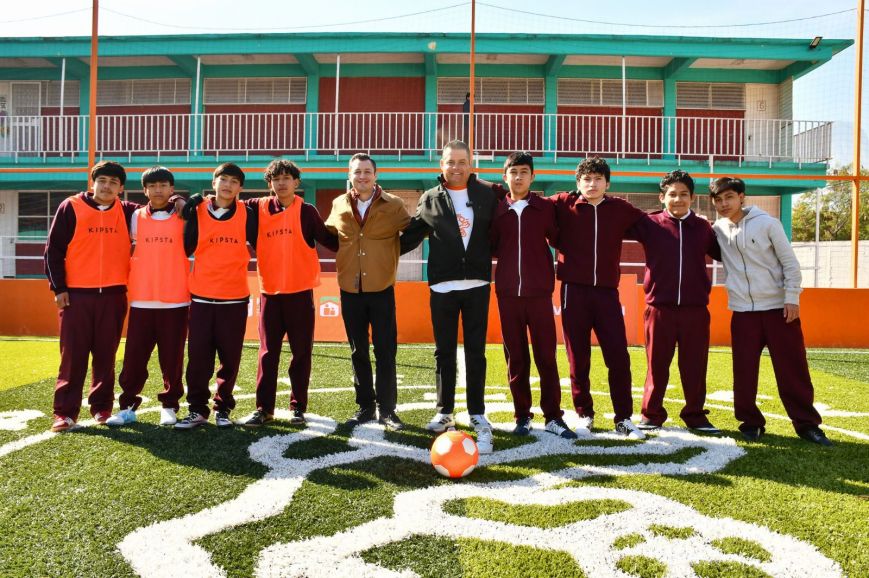 Beneficia Fábrica de Escuelas a estudiantes con entrega de calzado deportivo