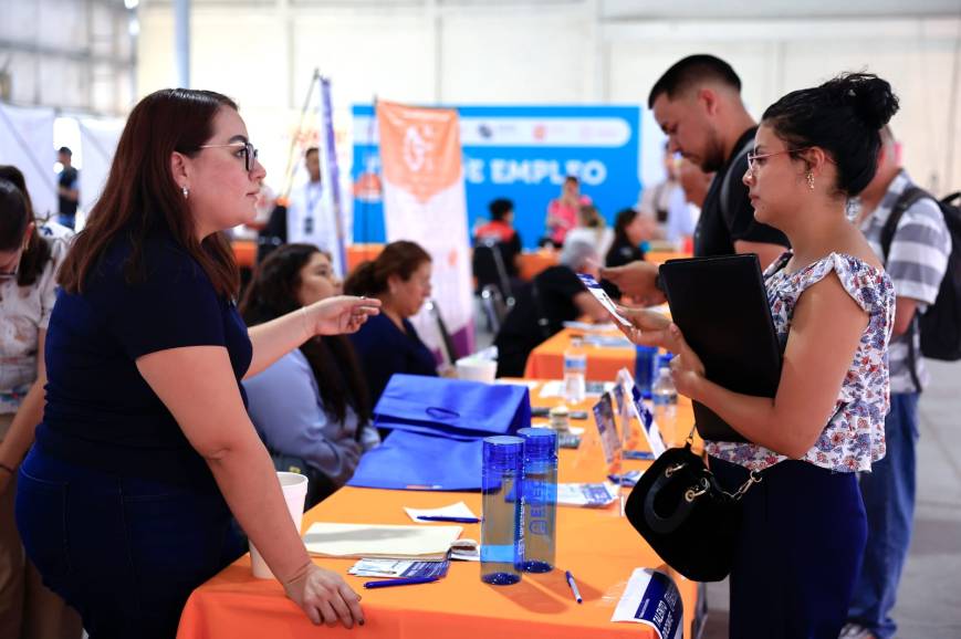 Acuden ciudadanos a buscar empleo en feria inclusiva en Guadalupe