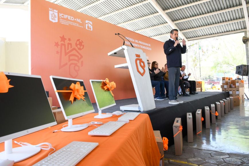 Entregan computadoras e internet satelital a escuelas de San Bernabé en Monterrey