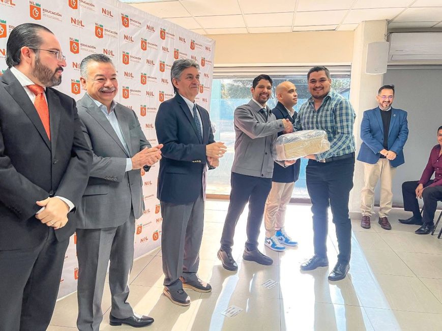 Arranca entrega de uniformes para personal educativo en Nuevo León; destacan reconocimiento a su labor