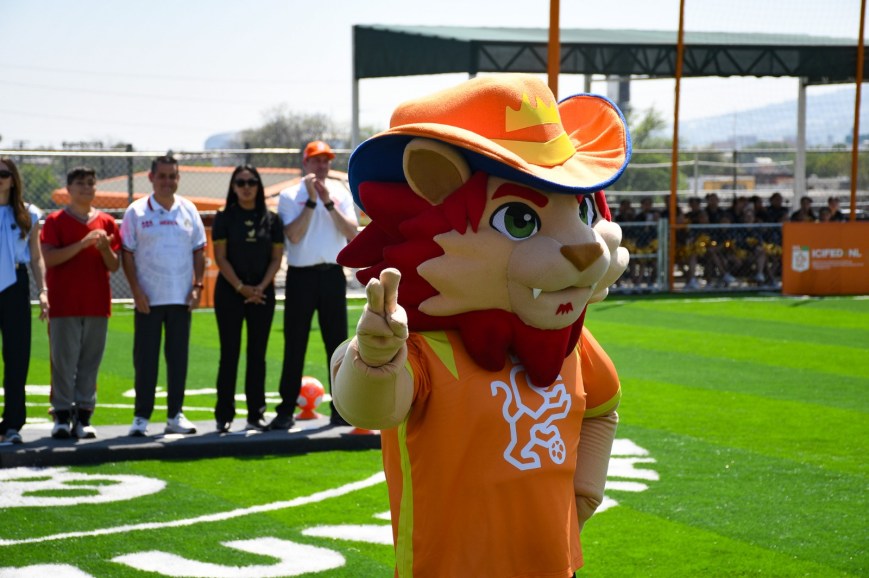 Presentan Samuel García y Mariana Rodríguez a “Leo”, mascota de Nuevo León rumbo al Mundial 2026