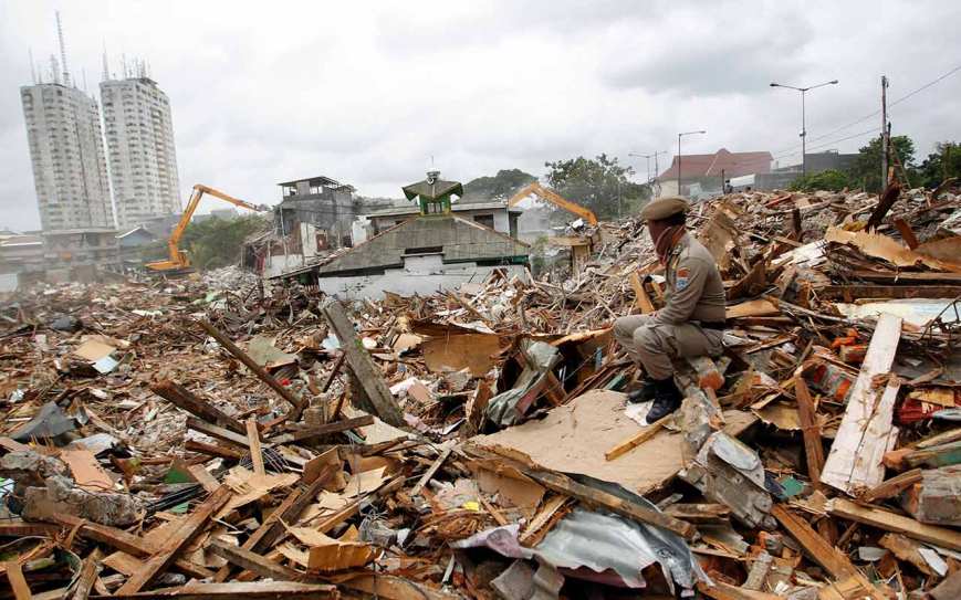 Activa sismo de magnitud 7.4 alerta de tsunami en Indonesia