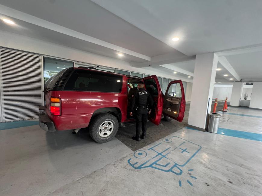 Escoltan policías de Monterrey a familia para llegar de emergencia a hospital