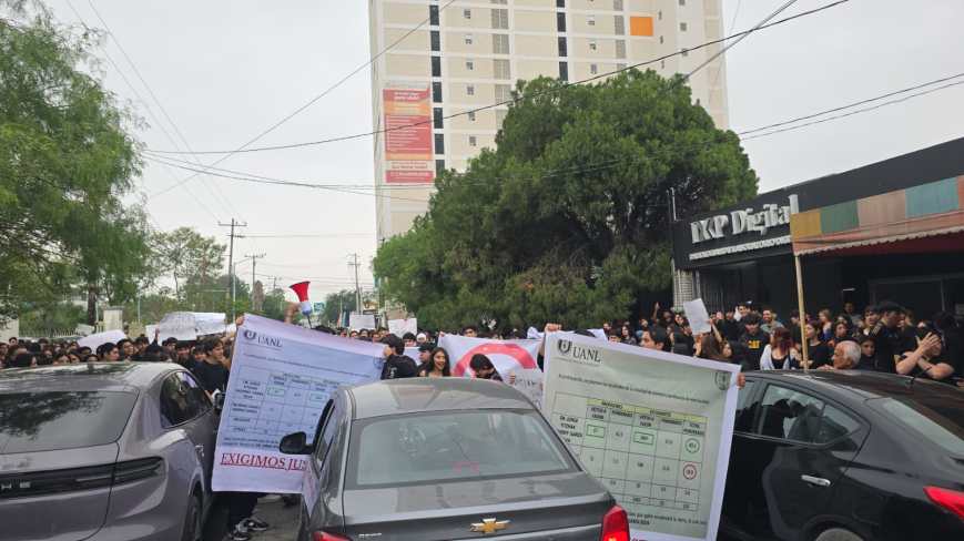 Protestan estudiantes de Odontología UANL por designación; acusan favoritismo