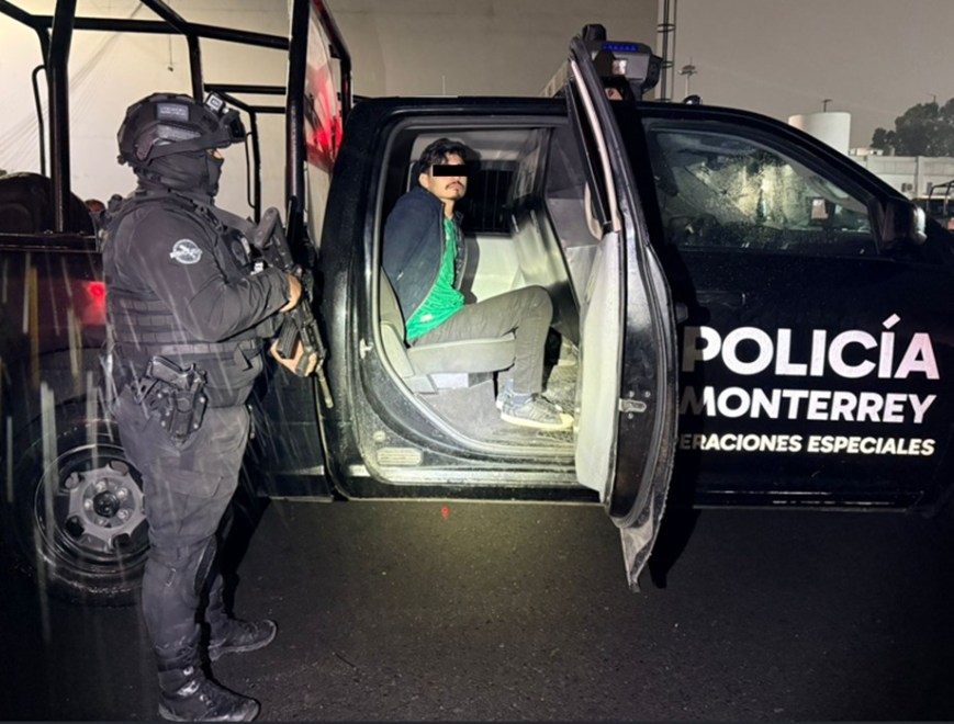 Detienen a dos jóvenes con droga en Monterrey