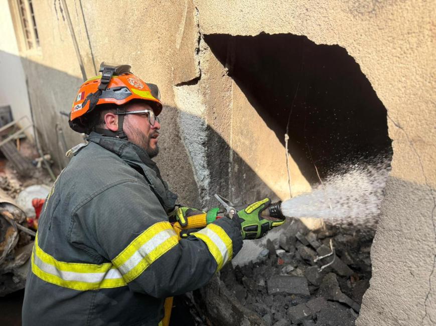 Atienden incendio en vivienda de Santiago; rescatan mascotas