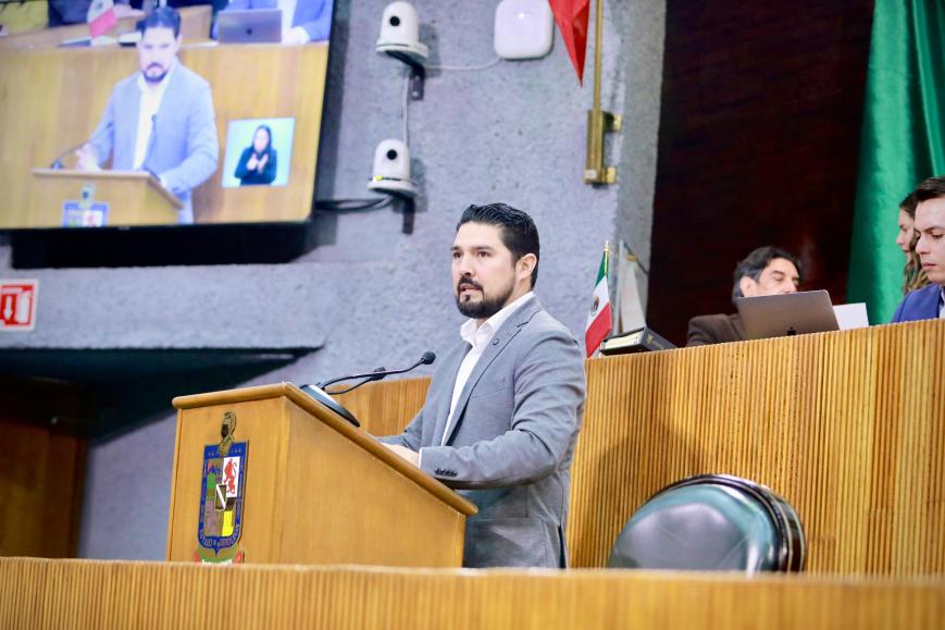 Propone Fernando Aguirre reconocer a mascotas en divorcios en Nuevo León