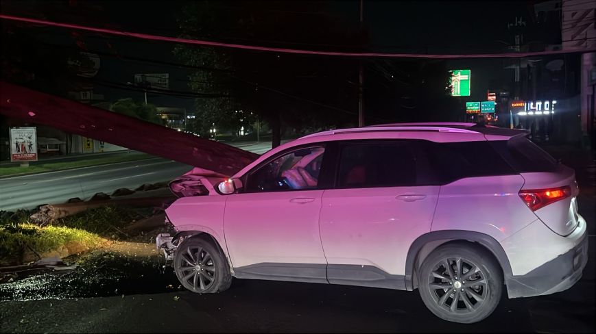 Choca vehículo contra poste en Garza Sada; reportan daños en cableado