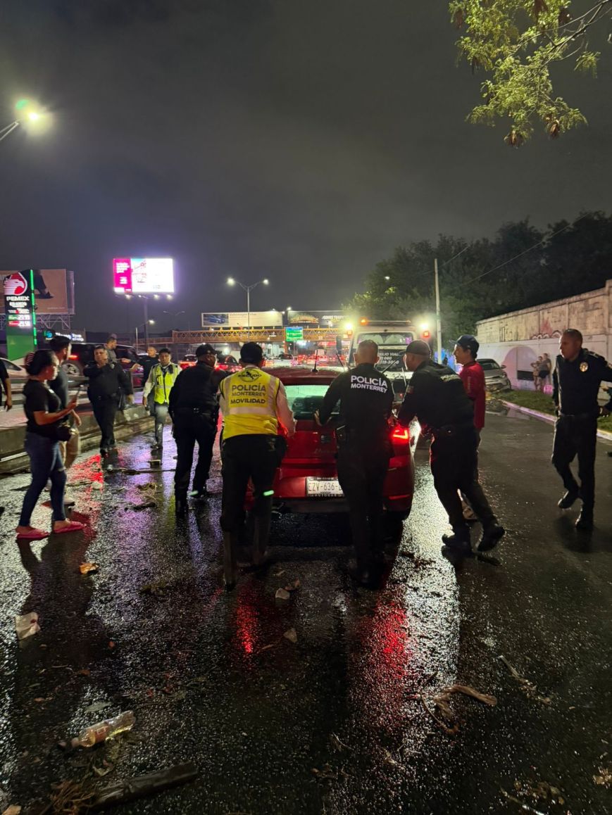 Auxilian a automovilistas varados por lluvias en Monterrey
